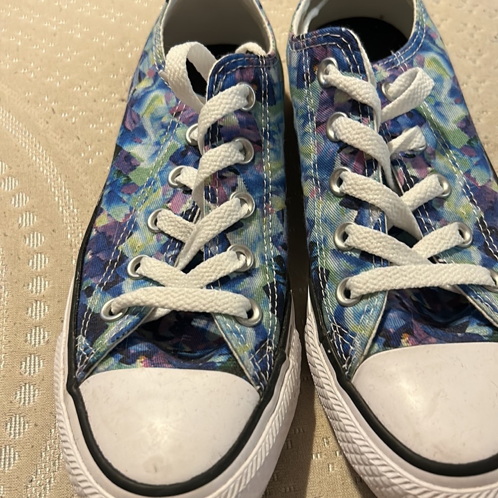 Converse women’s tennis shoes - Picture 2 of 5